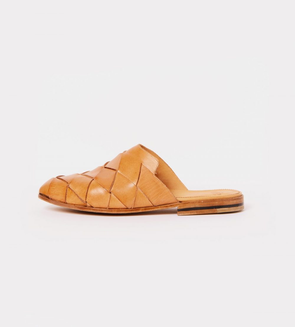 Hand woven mule in natural leather color - left