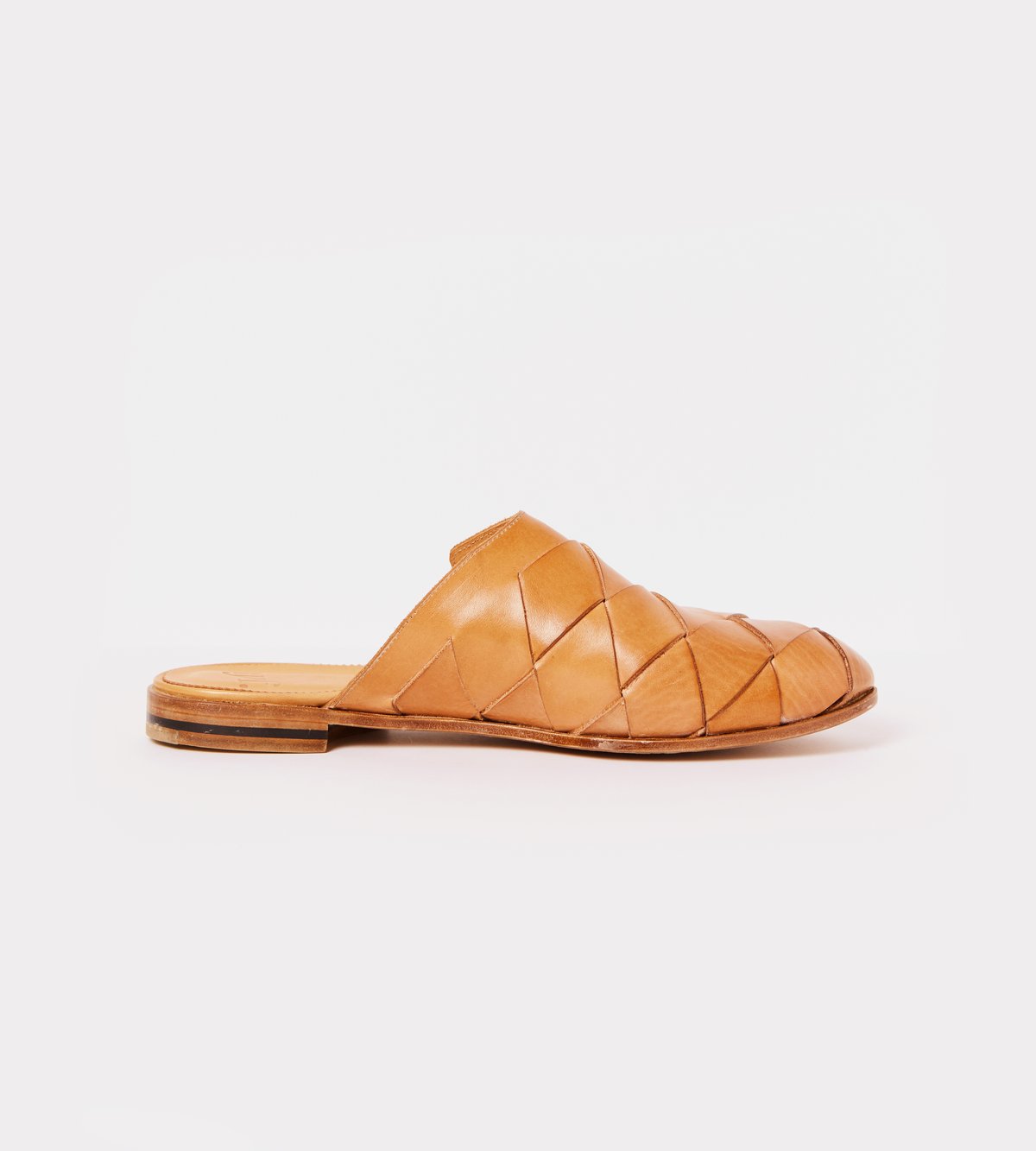 Hand woven mule in natural leather color - rigth