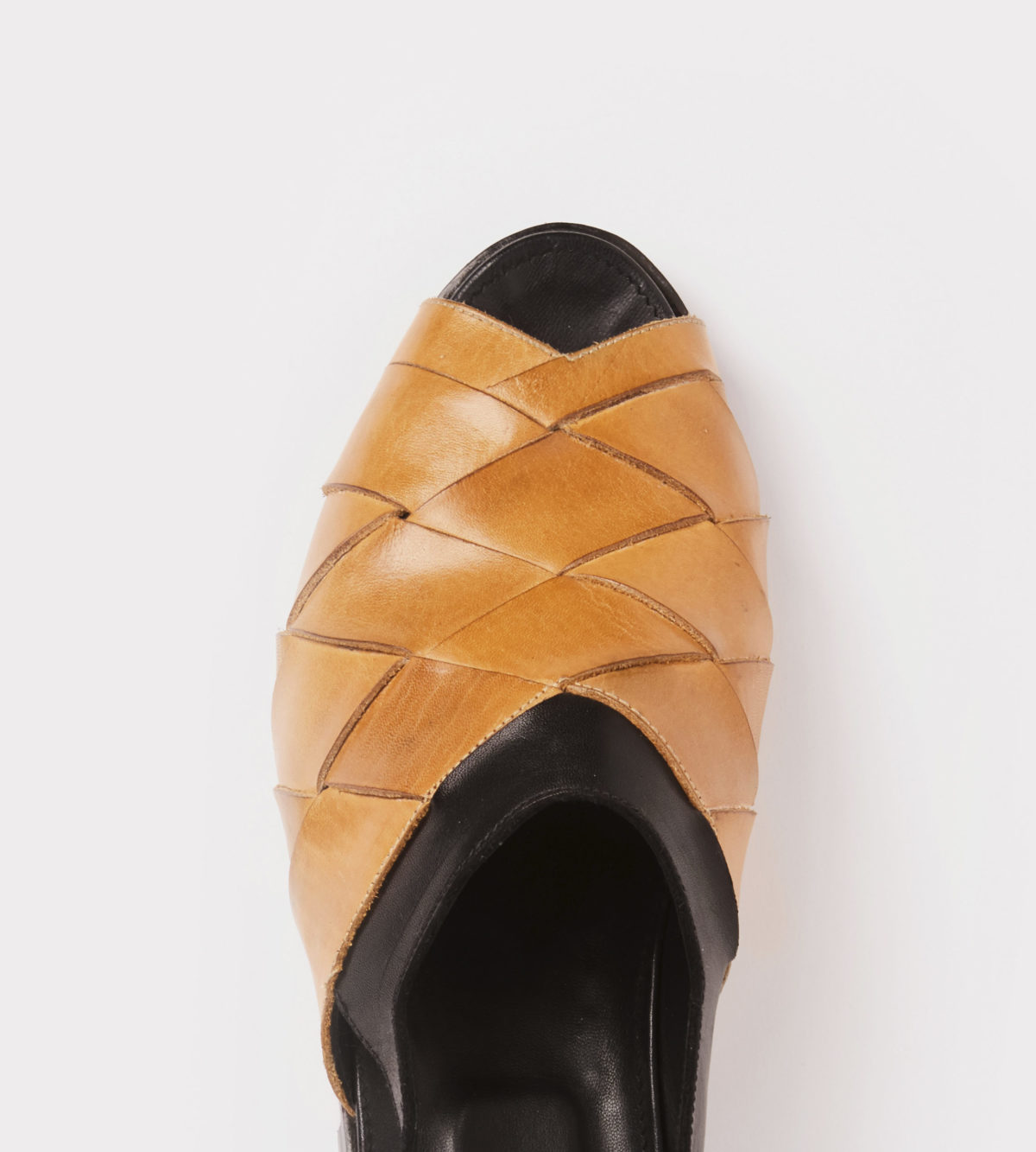 Hand woven sandal in black and natural leather - detail