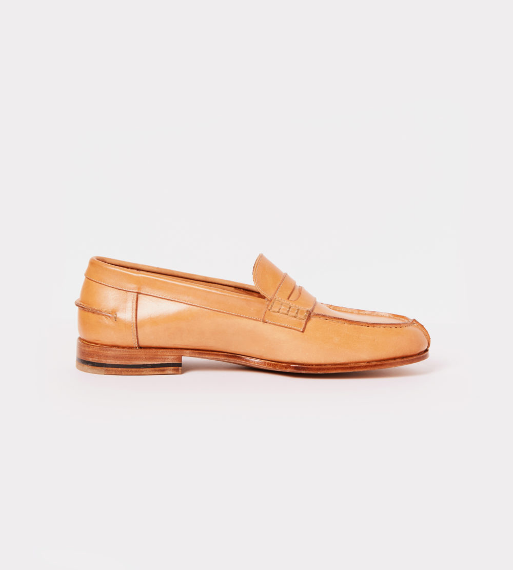 Hand made moccasin in natural leather - rigth