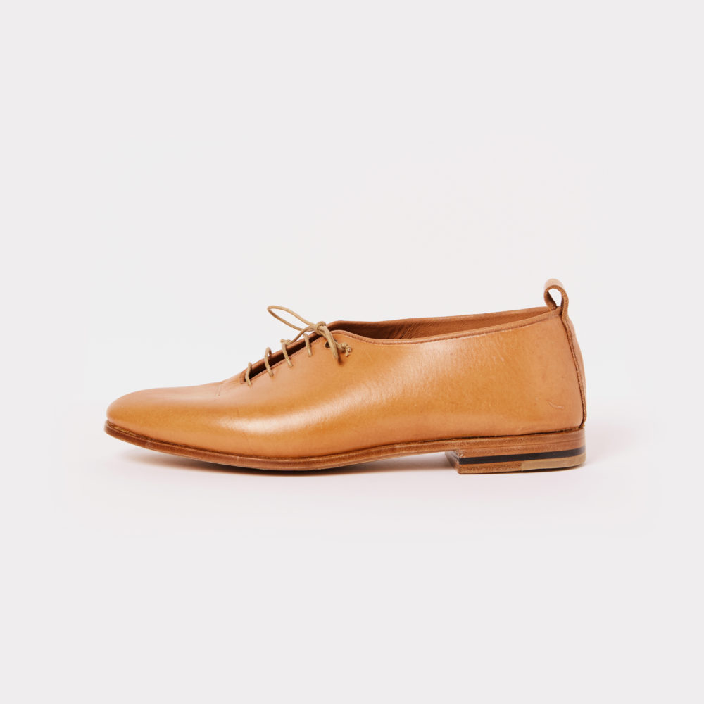 Soft wholecut leather shoes in natural leather color - left