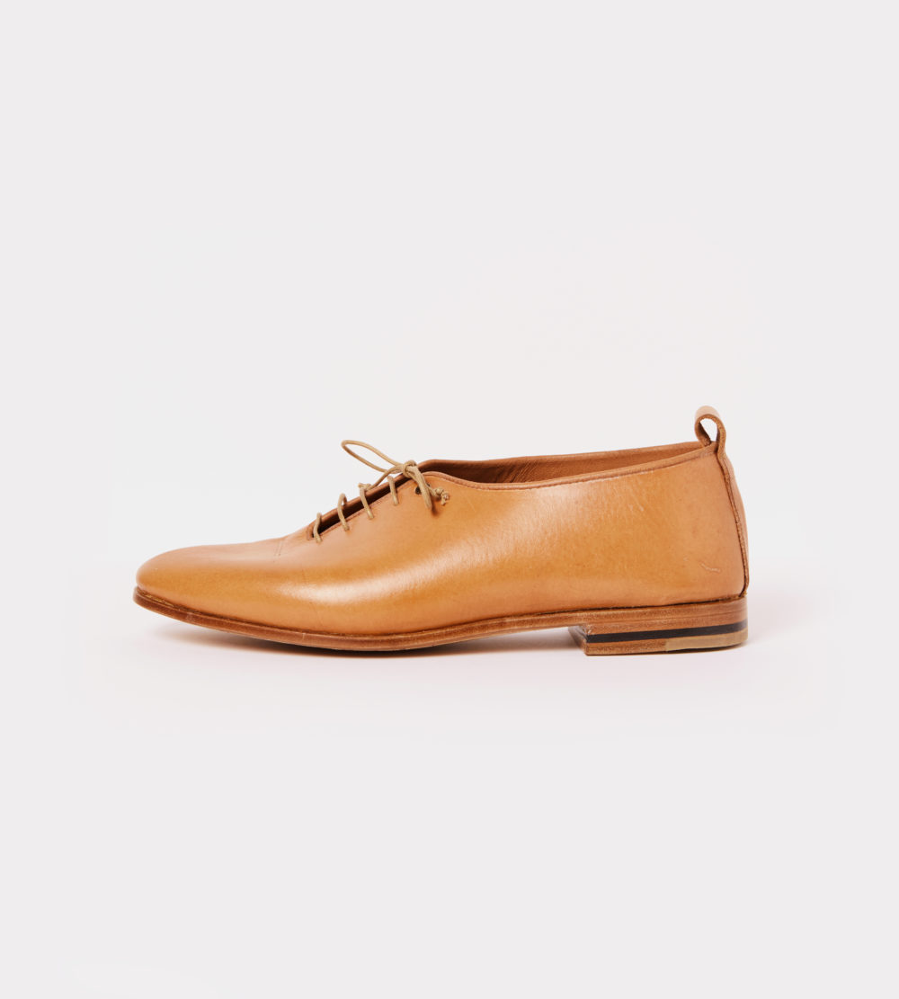 Soft wholecut leather shoes in natural leather color - left