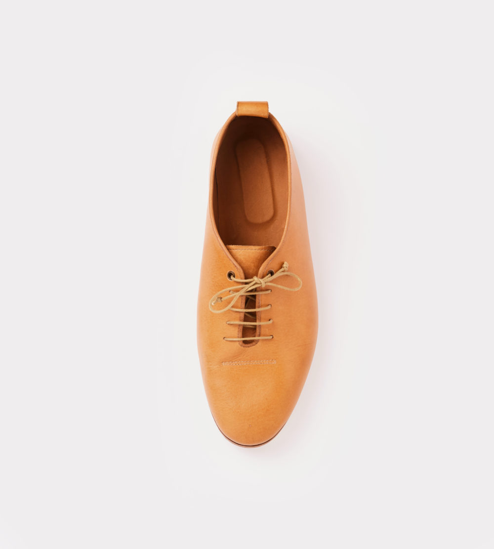 Soft wholecut leather shoes in natural leather color - front