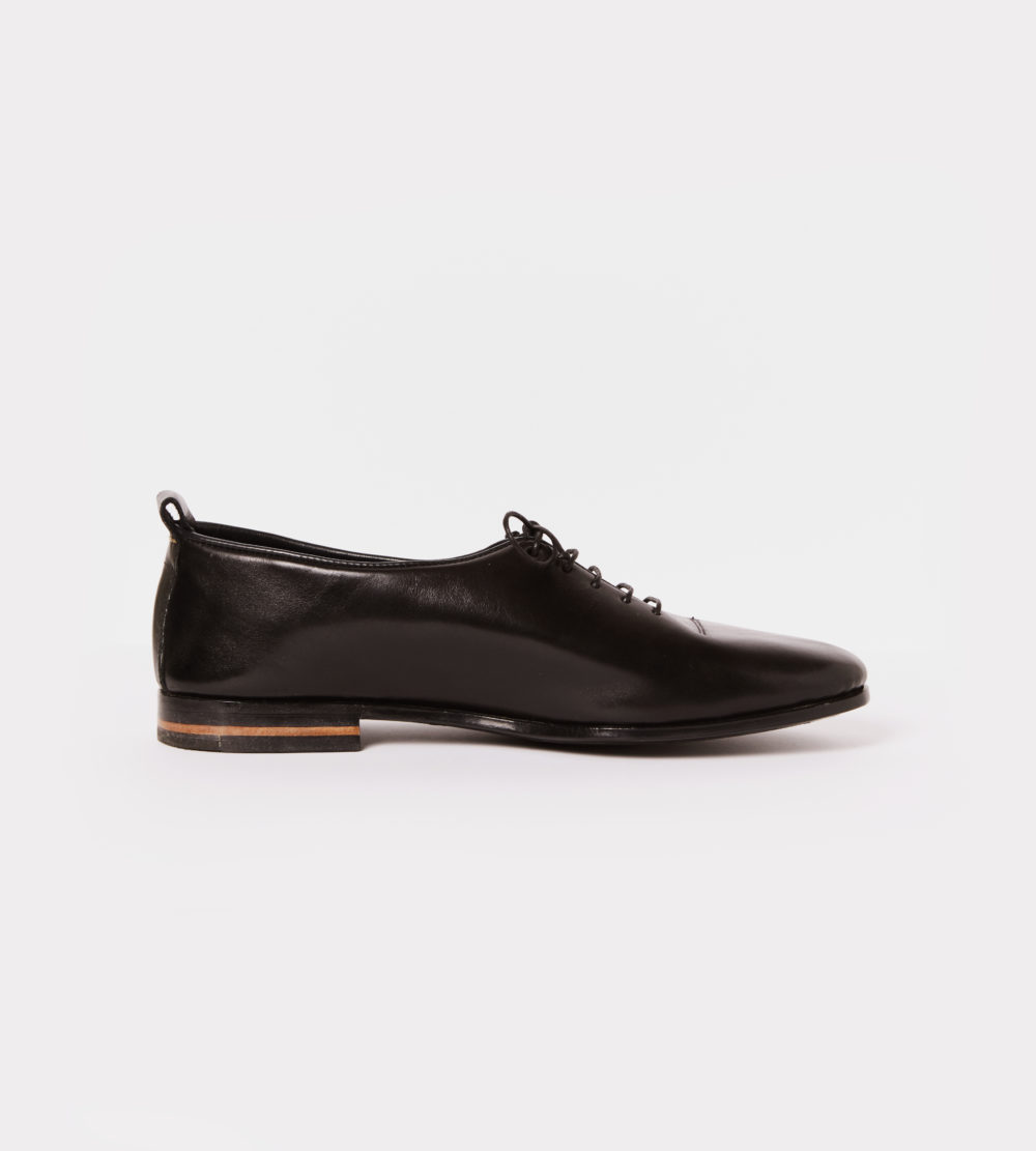 Soft wholecut leather shoes in black leather - rigth