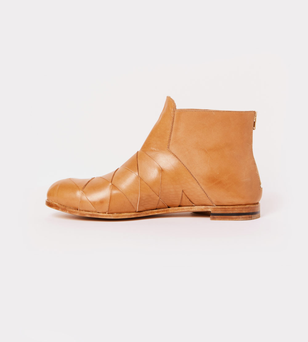 Hand woven anckle boot in natural leather - left