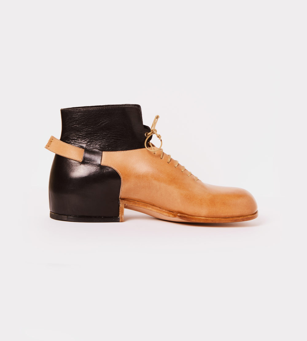 Lace up ankle boot in black and natural leather - rigth view