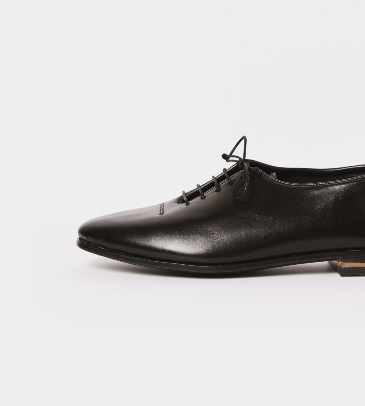 Soft wholecut leather shoes in black leather - detail